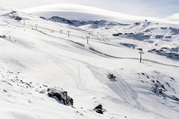 Foto estación de esquí de sierra nevada en invierno lleno de nieve