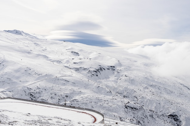 Foto estación de esquí de sierra nevada en invierno.