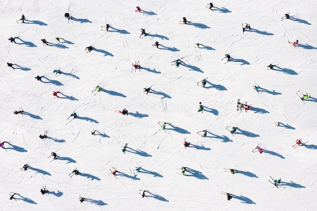 Estación de esquí Vista aérea de esquiadores y practicantes de snowboard Deportes de invierno