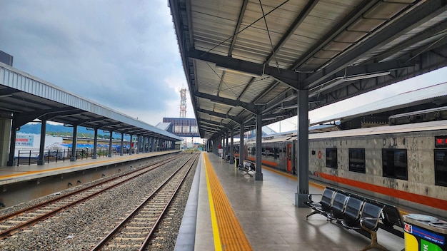 Foto estación de ferrocarril cimahi en bandung, indonesia