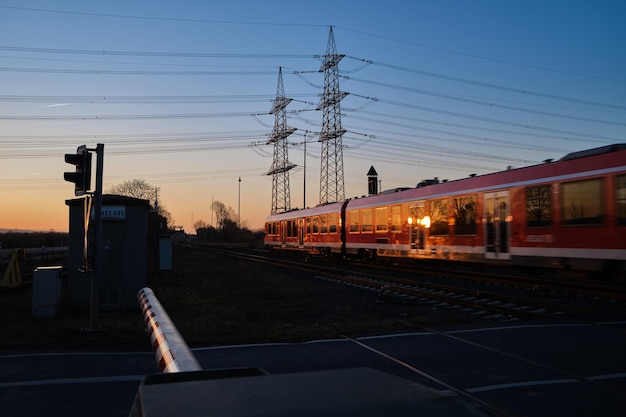 Foto estación de ferrocarril contra el cielo al atardecer