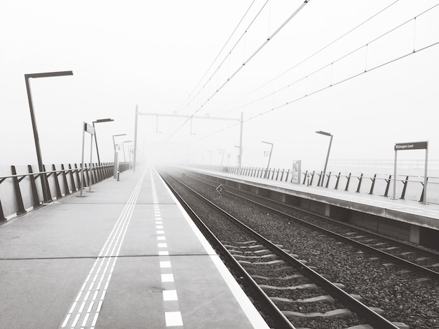 Foto estación de ferrocarril contra el cielo