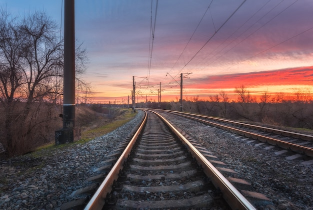 Estación de ferrocarril contra el hermoso cielo al atardecer