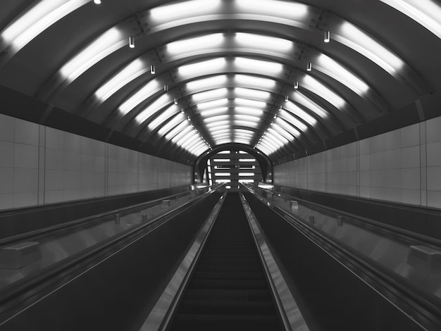 Estación de ferrocarril iluminada