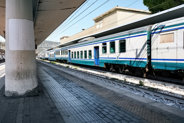 Estación de ferrocarril, en, savona, italia