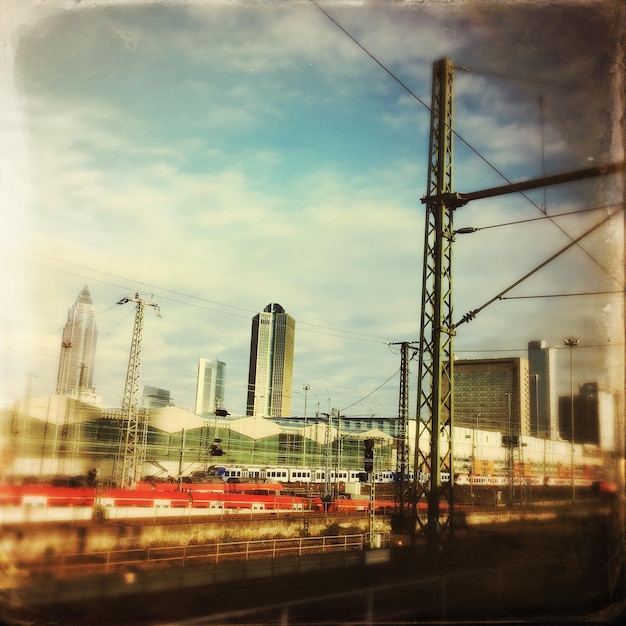 Foto estación ferroviaria por ciudad contra el cielo