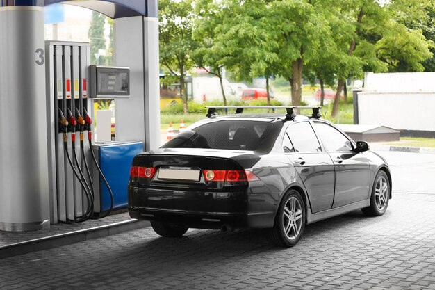 Estación de gasolina moderna al lado del camino