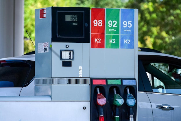 Estación de gasolina o gasolina en la calle de la ciudad