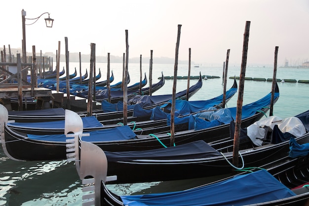 Foto estación de góndola en venecia. vista desde la plaza san marco.