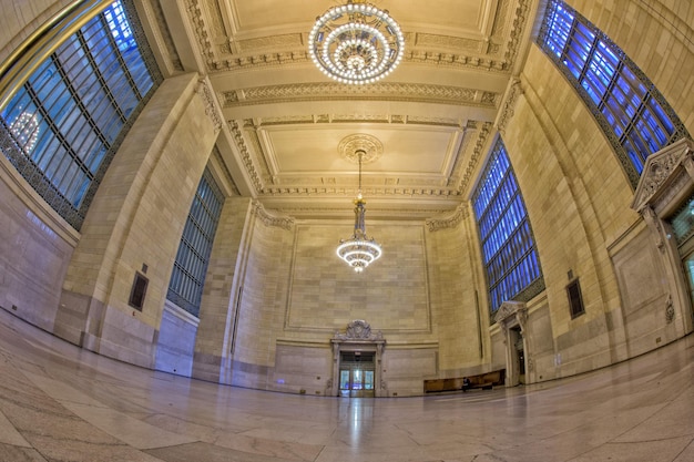 Estación Grand Central con gente en movimiento