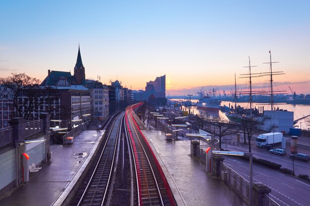 Estación de Landungsbrucken en Hamburgo, Alemania, en un amanecer
