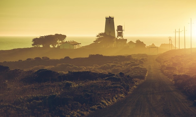 Estación de luz de Piedras Blancas ubicada al noroeste de San Simeon California