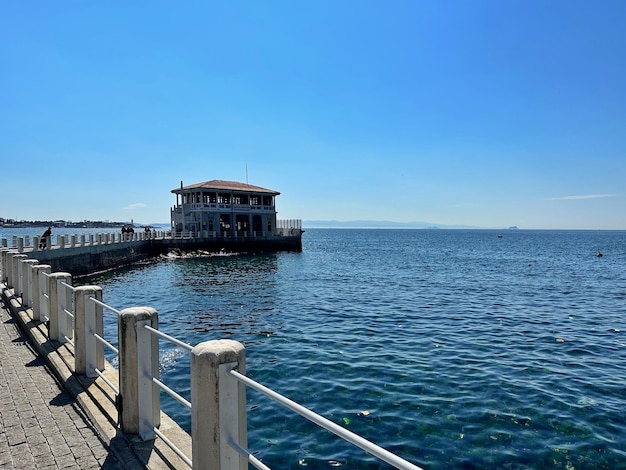 estación marítima con un muelle en el fondo del mar