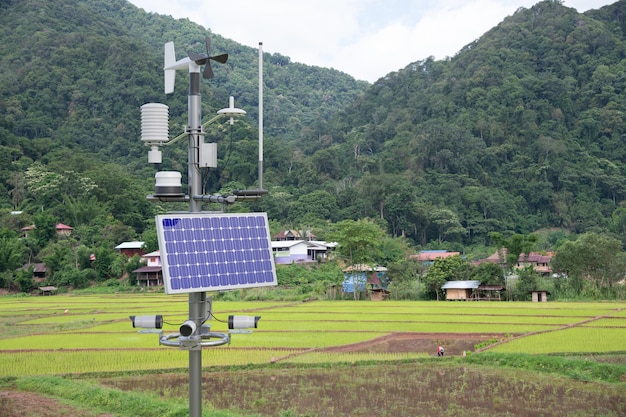 Estación meteorológica en campo de arroz Tecnología 5G con concepto de agricultura inteligente
