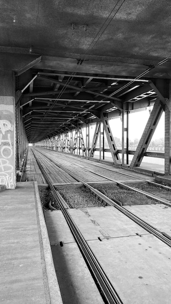 Estación de metro debajo del puente