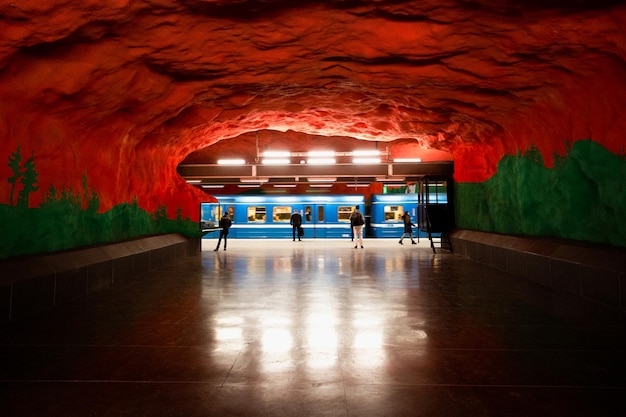 Estación de metro de Estocolmo con vagones de metro azules