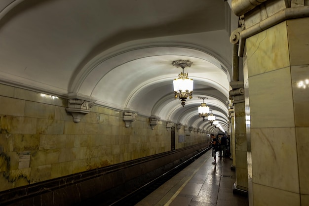 Foto la estación de metro komsomolskaya en moscú
