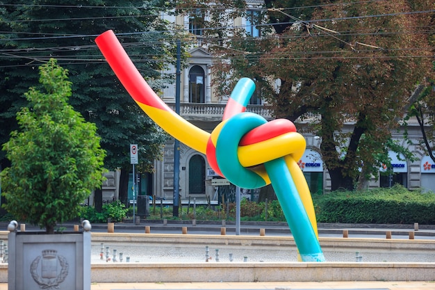 Estación de metro moderna en Milán con instalación de arte