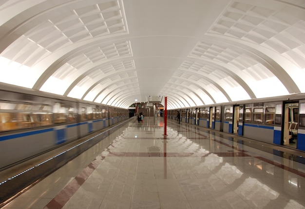 La estación de metro vacía Mitino en la noche Moscú Rusia