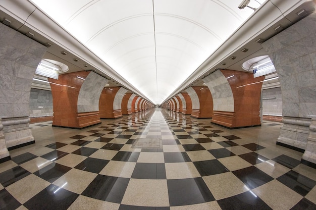 Estación de metro vacía en Moscú