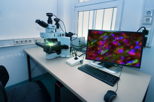 Estación de microscopio moderna en instalaciones de investigación