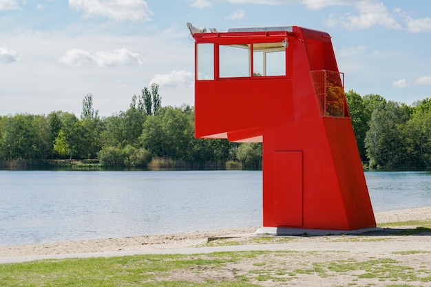 Estación o torre del salvavidas en el lago de la natación en Alemania