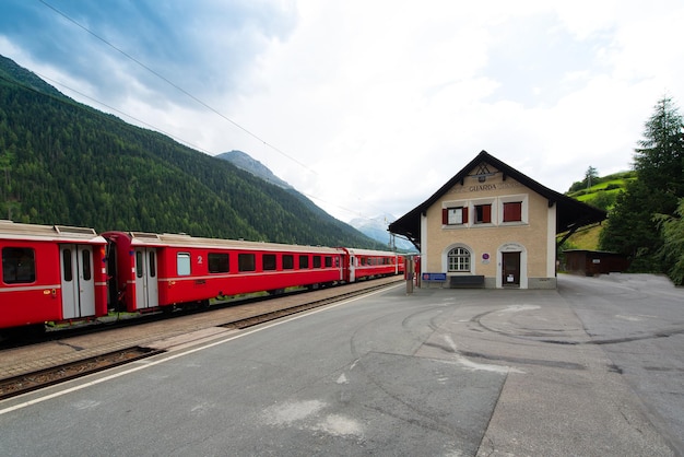 Estación del pueblo suizo de Guarda