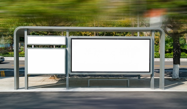 Estación que espera la caja de lámpara del anuncio de la cabina