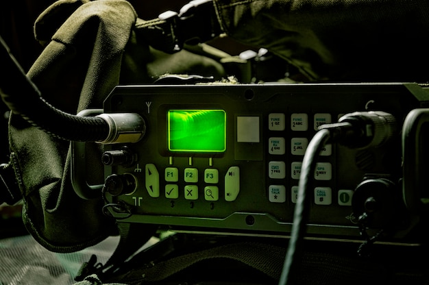Foto estación de radio militar moderna. el concepto de transmisión de datos, apuntar a misiles, la implementación de operaciones especiales.