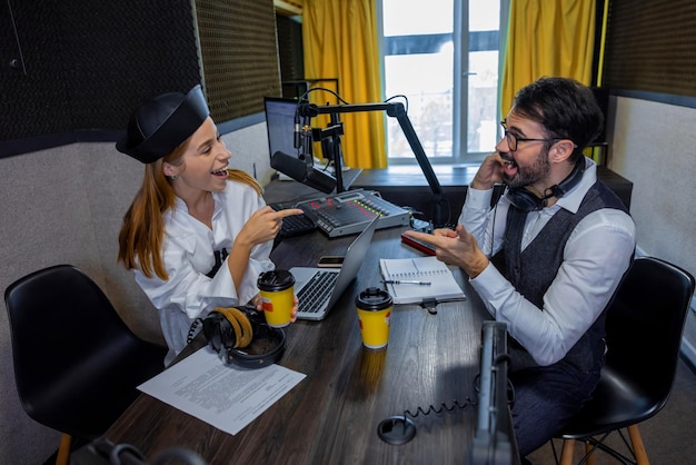 En la estación de radio. Radio dj hablando con un invitado en un estudio de radio