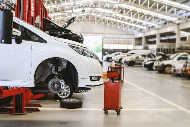 Estación de reparación de automóviles blancos