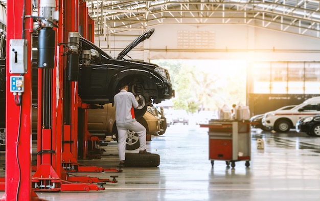 Foto estación de reparación de automóviles negros con enfoque suave y luz en el fondo.