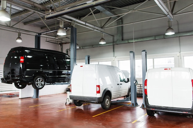 Estación de servicio SUV con minibús