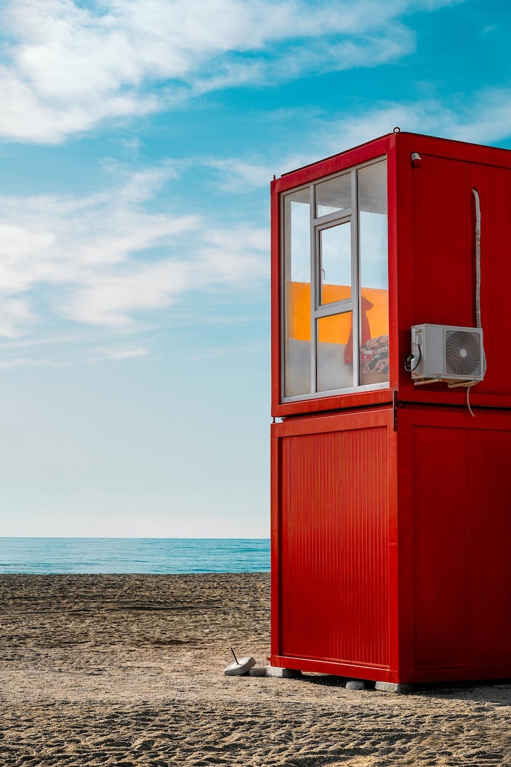 Foto estación de socorristas roja en la playa