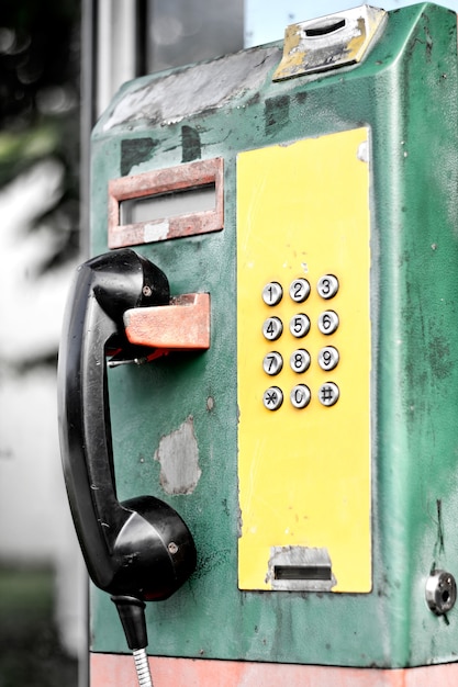 Foto estación de teléfono público retro para llamadas de emergencia en la calle cabina de teléfono público analógico