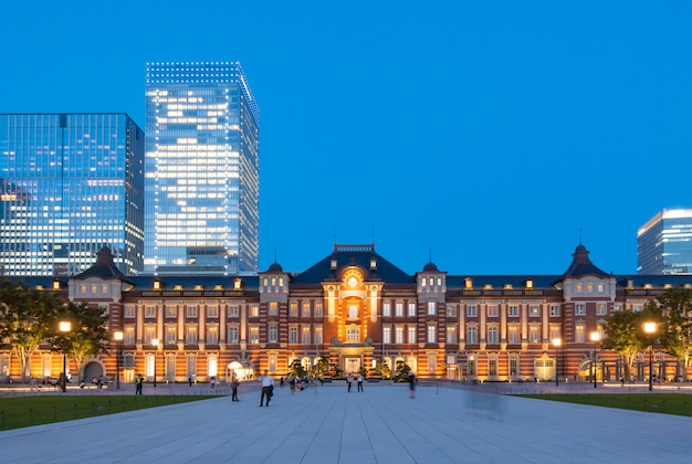 Estación de Tokio en la escena nocturna