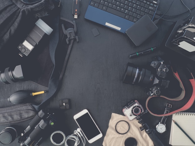 Estación de trabajo de fotógrafo con cámara digital y herramientas