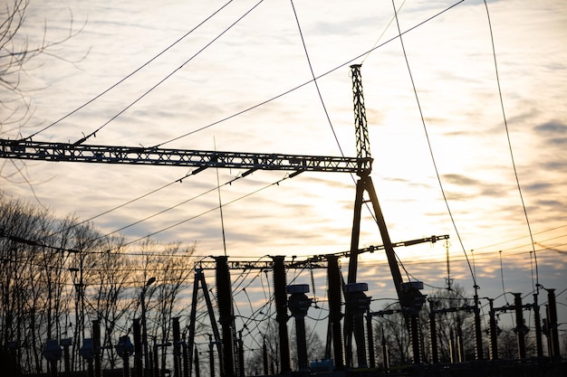 Foto estación de transmisión de electricidad de alta potencia al atardecer con un sistema de protección contra rayos instalado