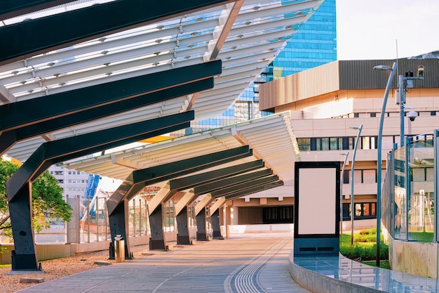 Estación de transporte público en Modern City Donaustadt en Viena en Austria. Tren de la calle y parada de autobús con pasarela en Wiena. Paisaje urbano en el distrito financiero. Construcción futurista.