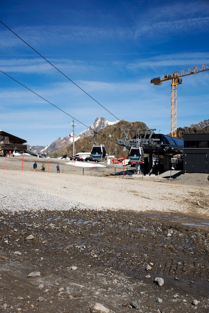 Foto estación de transporte de teleférico bergstation karlesjoch bahn para austriacos y viajeros extranjeros visitan el valle alpino del pueblo de kaunertal en landeck el 20 de septiembre de 2019 en tirol, austria