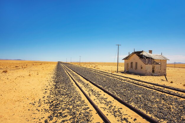 Estación de tren abandonada de garub en namibia ubicada en el camino a luderitz