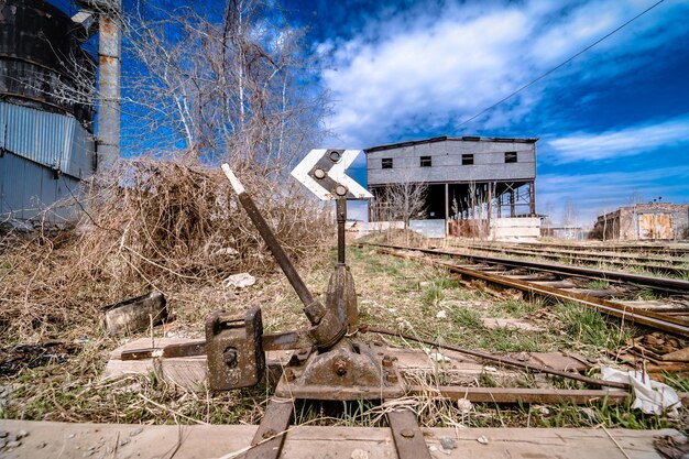 Estación de tren abandonada Rusty capeado la pintura pelada de un vagón viejo Vagón de tren azul