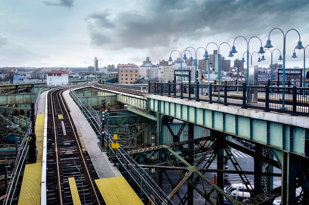 Foto estación de tren de broadway junction en queens ny en un frío día de invierno