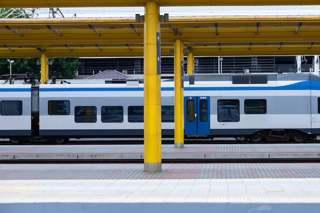 Foto estación de tren de la ciudad con un tren eléctrico. idea de negocio, concepto.