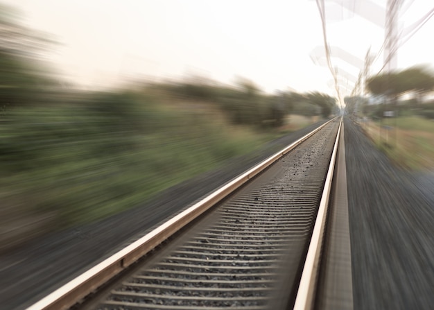 Estación de tren con efecto de desenfoque de movimiento. Fondo del concepto industrial. Transporte. Viajes por ferrocarril, turismo por ferrocarril.