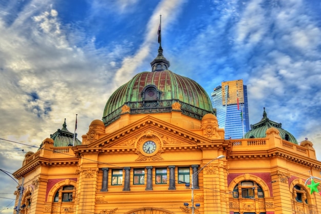 La estación de tren de Flinders Street es un edificio icónico de Melbourne, Australia, construido en 1909.