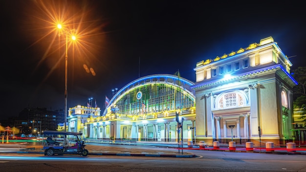 Estación de tren de Hua Lamphong durante la noche.