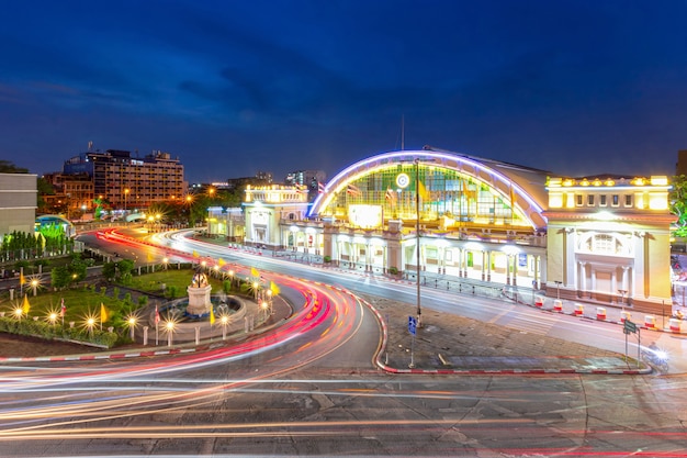 Estación de tren Hua lamphong por la noche