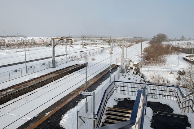 Estación de tren en invierno con nieve en armadale west lothian escocia febrero