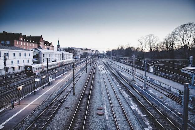 Estación de tren de invierno con puesta de sol en Copenhague.